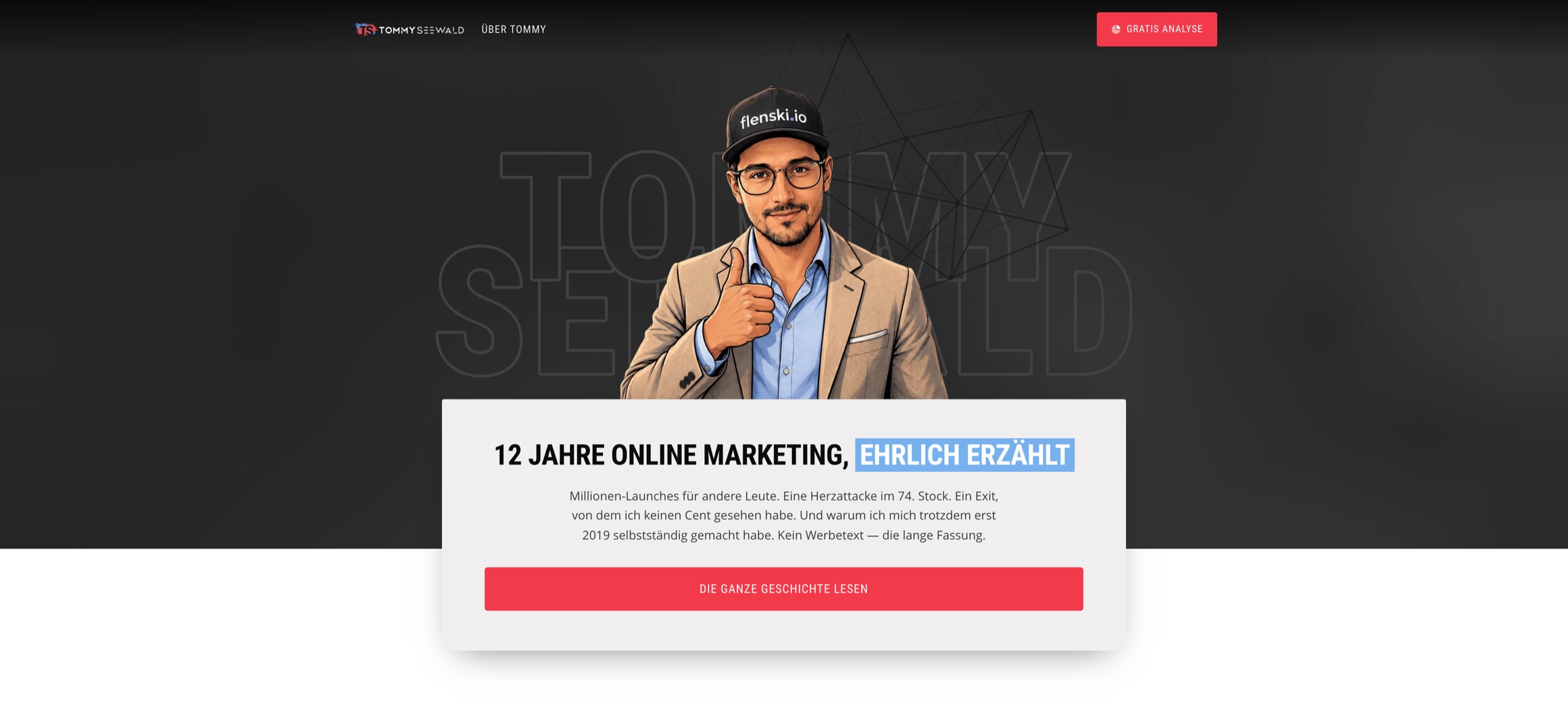 Startseite von tommyseewald.com: Porträt vor dunklem Grund, darunter eine helle Karte mit der Überschrift „12 Jahre Online Marketing, ehrlich erzählt“ und dem Knopf „Die ganze Geschichte lesen“.